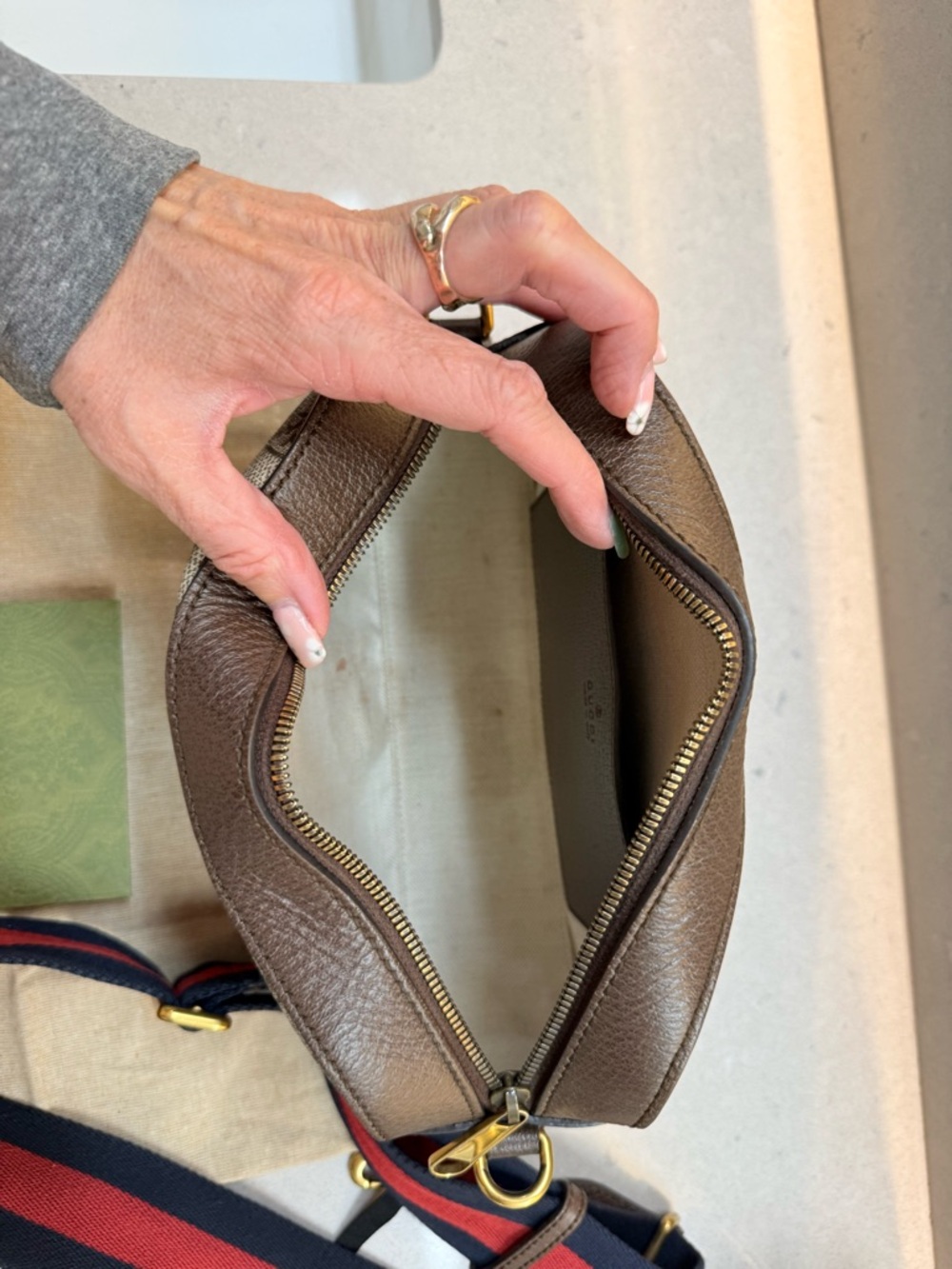 Gucci Beige GG Supreme Canvas Shoulder Bag with Green and Red Web - Picture 9 of 9